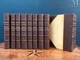 plusieurs livres posés sur une table, surmontés d'une étoile