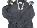 une image représentant une veste et une ceinture sur fond blanc