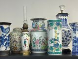 de nombreux vases posés sur une étagère dans une pièce