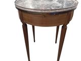 une photo d'une petite table surmontée d'un miroir