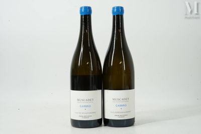 deux bouteilles de vin posées l'une à côté de l'autre sur une table