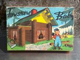 une petite boîte en bois sur laquelle figure l'image d'un homme devant une maison