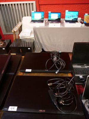 many laptops that are sitting on a table