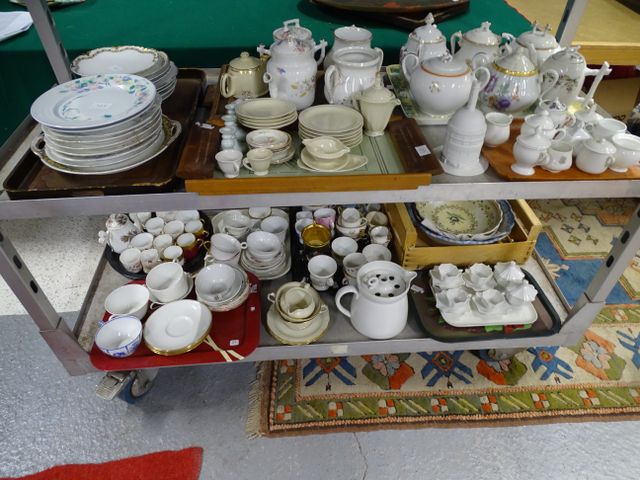 Important lot de porcelaine : tasses, sous tasses, verseuses, ass...