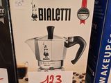 une boîte de cafetière posée sur une étagère dans un magasin