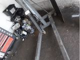 vue aérienne d'un garage avec des outils posés par terre