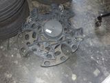 une roue posée par terre à côté d'un pneu