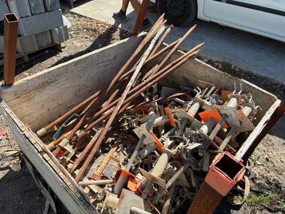 une caisse en bois remplie de vieux outils et d'outils