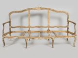 un banc en bois posé sur une surface grise