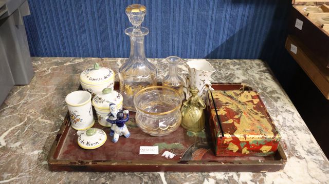 Lot de bibelots divers : en céramique, faïence, vase, cloche en b...