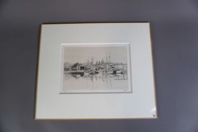 une photo d'un dessin représentant une ville accrochée au mur