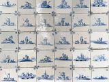 les nombreux carreaux bleus et blancs qui ornent le mur