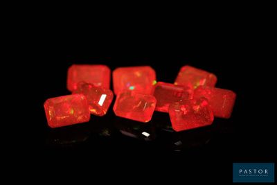 plusieurs dés en plastique rouge posés sur une surface noire