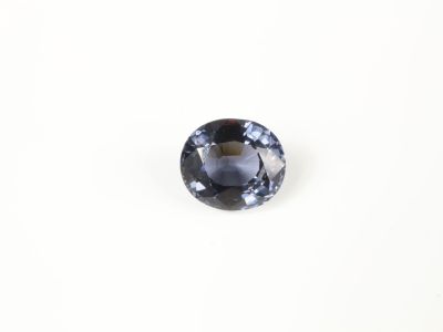 un saphir bleu sur fond blanc