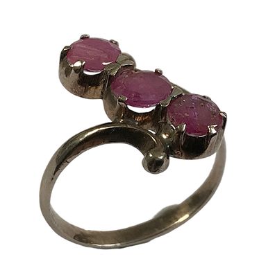 BAGUE en argent doré sertie en ligne de trois pierres rouges…