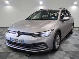 La Volkswagen Golf break est garée sur un sol à damier