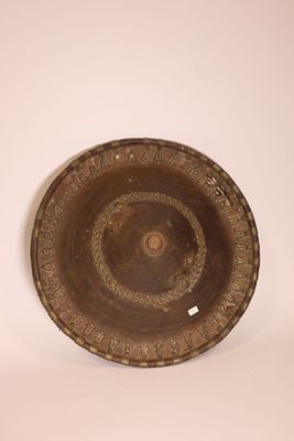 une image représentant une assiette marron posée sur une table blanche