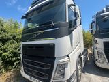 deux camions garés l'un à côté de l'autre sur le bord de la route