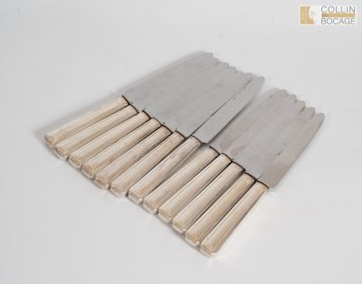 six morceaux de bois sont disposés en rangée sur une surface blanche
