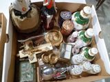 une boîte remplie d'objets assortis posée sur une table