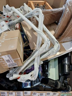 une boîte remplie d'objets divers dans une pièce