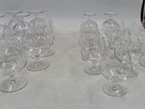 plusieurs verres à vin vides sont alignés sur une table