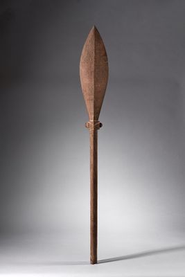 une image représentant un objet en bois posé sur une surface blanche