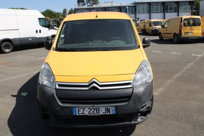 une petite camionnette jaune garée dans un parking