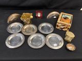 une table sur laquelle sont disposés de nombreux plats en verre et d'autres objets