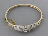 Gros plan sur un bracelet en or orné de diamants