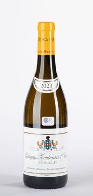une bouteille de vin posée sur une table