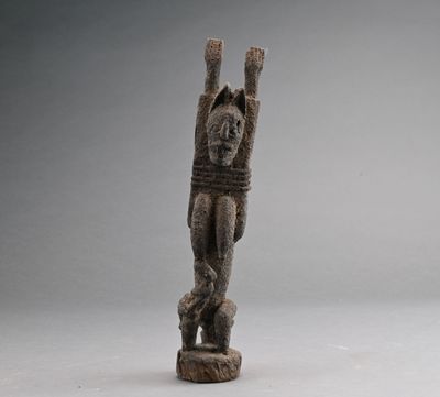 une image représentant une statue d'un homme levant les deux mains
