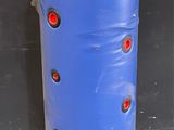 une poubelle bleue équipée de lumières rouges