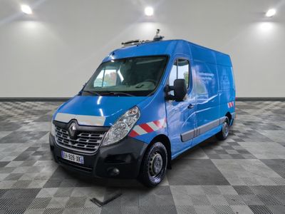 une photo d'une camionnette bleue garée dans une grande pièce