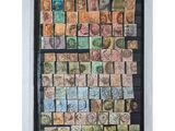 une photo encadrée représentant une collection de timbres sur fond blanc