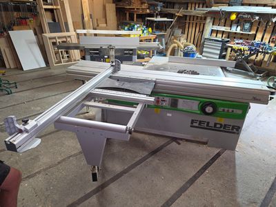 une machine posée sur une table dans une pièce