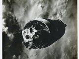 une vieille photo en noir et blanc d'une station spatiale dans le ciel