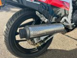 un gros plan d'une moto garée sur un parking