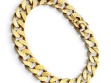 gros plan d'un bracelet en chaîne en or sur fond blanc