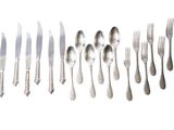 beaucoup de fourchettes et de cuillères sur la table