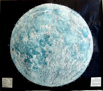 Une vieille carte de la Lune est accrochée au mur.