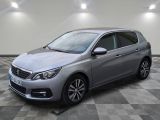 une voiture argentée garée dans un garage au sol en damier