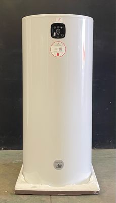 un chauffe-eau blanc posé à même le sol