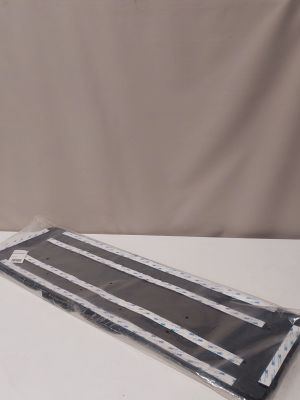 une image représentant une photo en noir et blanc d'une table