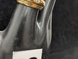 Quelqu'un tient une bouteille sur laquelle figurent un numéro et un anneau.