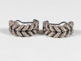 une paire de boucles d'oreilles en argent ornées d'une corde torsadée