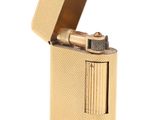 briquet plaqué or sur fond blanc, avec un briquet au centre