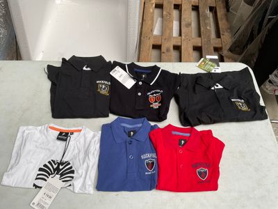 un grand nombre de t-shirts posés sur une table