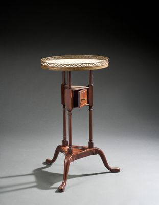 une petite table avec un plateau et un piètement en bois