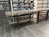 une longue table sur laquelle sont disposés de nombreux objets